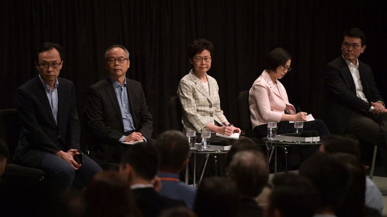 La directrice générale de Hong Kong, Carrie Lam (C), et un groupe de responsables gouvernementaux ont pris part à une réunion publique