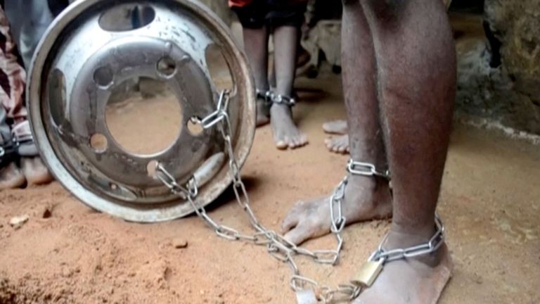 Personnes aux jambes enchaînées au Nigeria