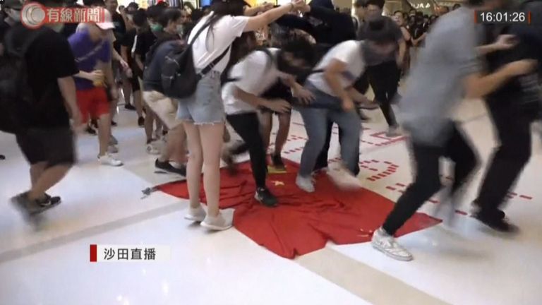 Des militants démocrates à Hong Kong ont été filmés piétinant le drapeau chinois alors que les manifestations se poursuivent