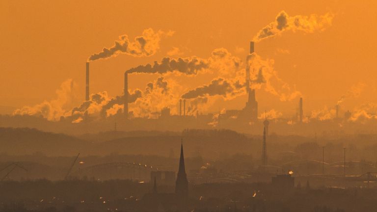 Les usines rejettent des émissions