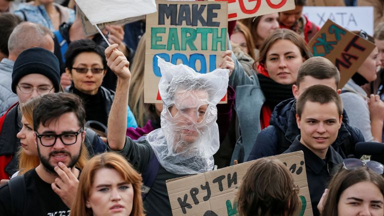 Des activistes ukrainiens prennent part à un rassemblement exigeant des actions contre le changement climatique, se joignant à des manifestations similaires dans le monde entier, trois jours avant le sommet sur le climat d’urgence organisé par les Nations Unies à Kiev, en Ukraine.