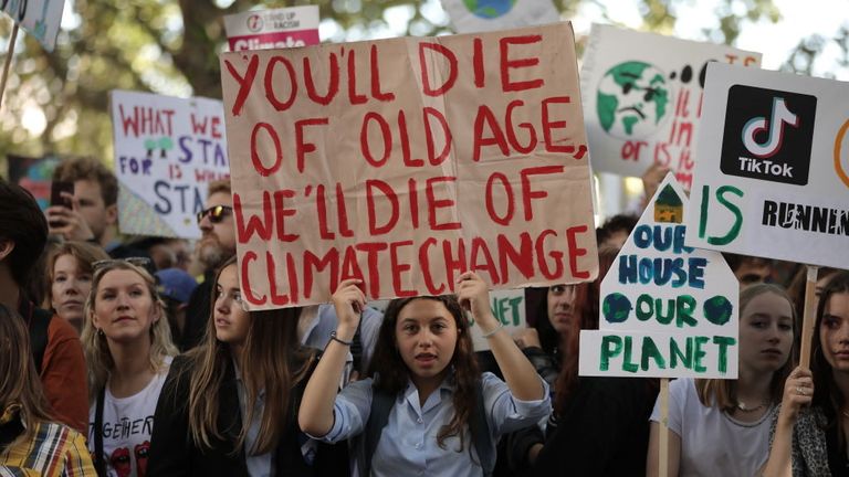 ONDON, Angleterre - 20 septembre: les enfants brandissent des pancartes lors de la grève mondiale pour le climat le 20 septembre 2019 à Londres, en angleterre. Des millions de personnes descendent dans les rues du monde entier pour participer à des manifestations inspirées par l'activiste suédoise Greta Thunberg. Les étudiants se préparent à sortir des leçons de ce qui pourrait être la plus grande manifestation contre le climat de l'histoire. (Photo de Dan Kitwood / Getty Images)
