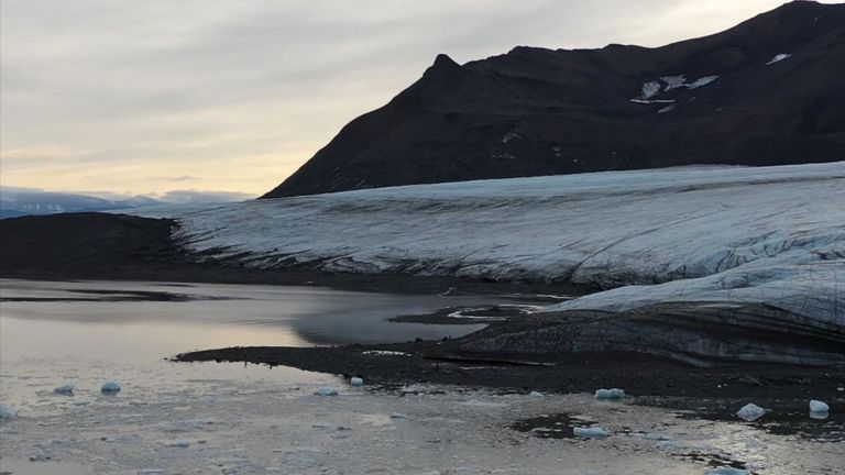 Un glacier près de Ny Alesund, une base de recherche sur l'archipel norvégien de Svalbard, à 800 km du pôle Nord