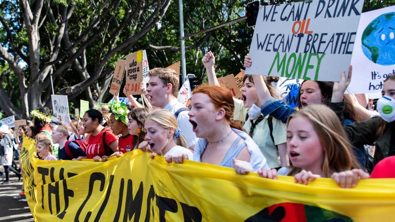 De jeunes manifestants exigent une action contre le changement climatique à Sydney
