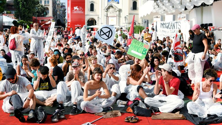 76ème Mostra de cinéma de Venise - Venise, Italie, le 7 septembre 2019 - Les militants pour le climat se font prendre sur un tapis rouge