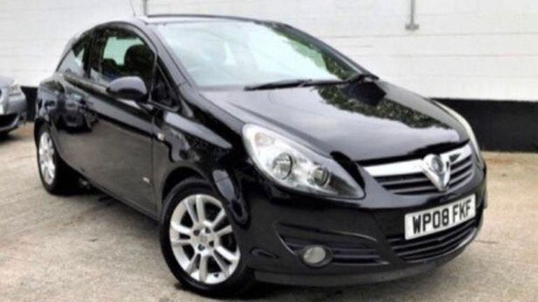 La voiture de Connor est une Opel Corsa SXI