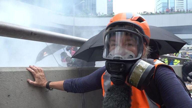 Alex Crawford, envoyé spécial de Sky, au milieu d'affrontements entre des manifestants anti-gouvernementaux et la police anti-émeute à Hong Kong