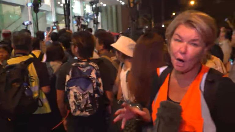 Carrie Lam mène des discussions avec des membres du public dans le cadre d’une séance de dialogue spéciale destinée à résoudre les troubles politiques de la ville.