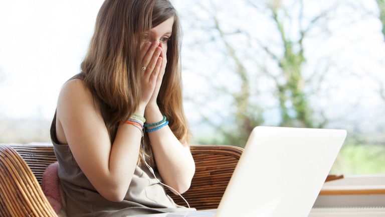 Le discours de haine est un gros problème sur les sites de médias sociaux