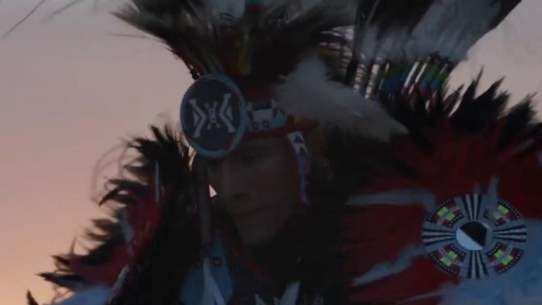 La danseuse est membre de la tribu Rosebud Sioux du Dakota du Sud. Pic: Dior