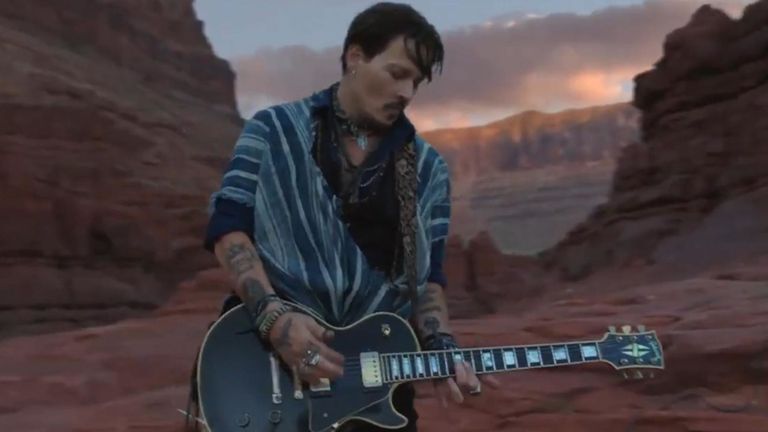 Johnny Depp joue de la guitare dans les publicités pour le parfum. Pic: Dior