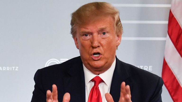 La chancelière allemande Angela Merkel (à gauche) et le président américain Donald Trump s'expriment lors d'une réunion bilatérale à Biarritz, dans le sud-ouest de la France, le 26 août 2019, le troisième jour du sommet annuel du G7. (Photo de Nicholas Kamm / AFP) (Le crédit photo devrait correspondre à NICHOLAS KAMM / AFP / Getty Images)
