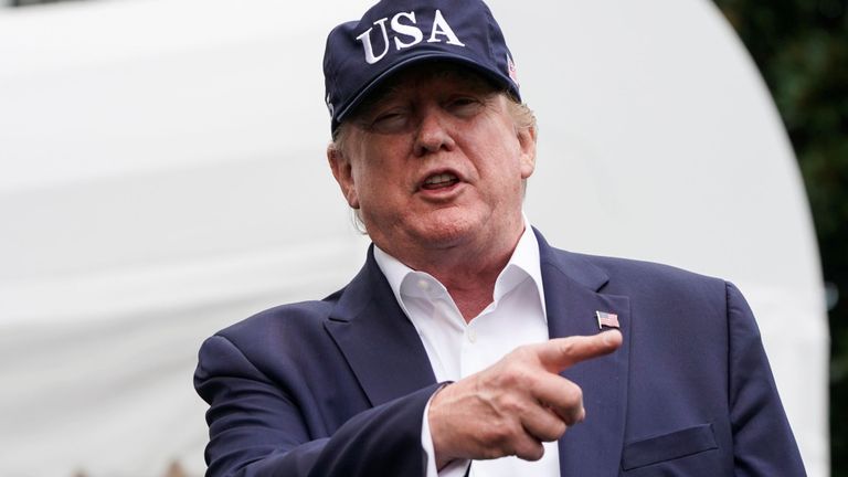 Le président américain Donald Trump parle aux médias alors qu'il retourne à la Maison Blanche