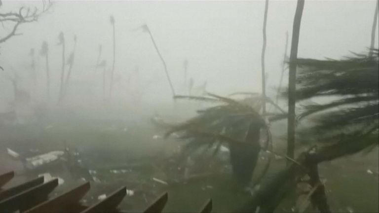 La force de l'ouragan Dorian est montrée frappant l'île Abaco aux Bahamas avec une pluie battante et des palmiers fléchis sous les vents violents.