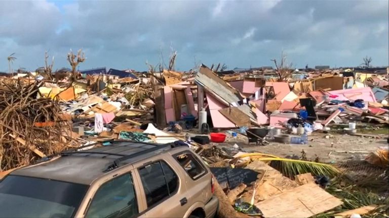Des maisons détruites, des arbres tombés et des piles de contreplaqué sont tout ce qui reste d’un bidonville des Bahamas décimé par l’ouragan Dorian.