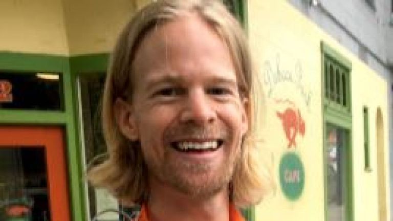 Drew Scanlon est l'homme qui est devenu connu sous le nom de "gars blanc clignotant". Pic: Vélo MS