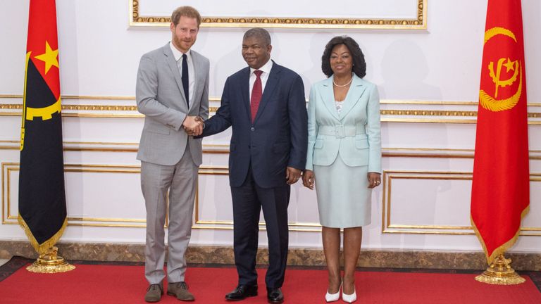 Alors que Meghan a rencontré des militants au Cap, le prince Harry a rencontré le président angolais Joao Lourenco et son épouse, Ana Dias Lourenco, au palais présidentiel de Luanda, en Angola.