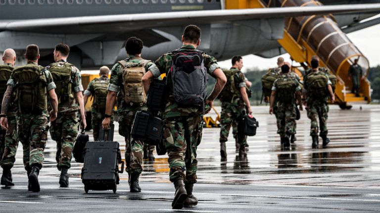 Des soldats néerlandais arrivent à la base aérienne d'Eindhoven pour embarquer dans un avion à destination des Caraïbes afin d'apporter une aide d'urgence aux personnes touchées par l'ouragan Dorian aux Bahamas, le 7 septembre 2019, à Eindhoven.