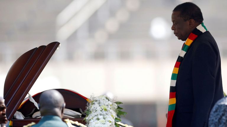 Le président Emmerson Mnangagwa rend hommage à l'ancien dirigeant