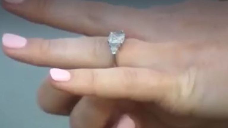 La bague a été récupérée par des médecins