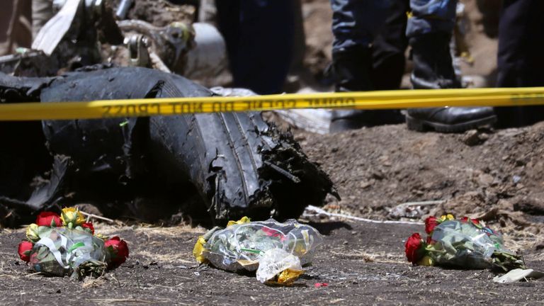 Fleurs sur les lieux du crash de l'avion Ethiopian Airlines Flight ET 302, près de la ville de Bishoftu, Ethiopie 