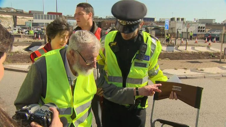 Un homme de 91 ans est emmené après une manifestation de rébellion d'extinction