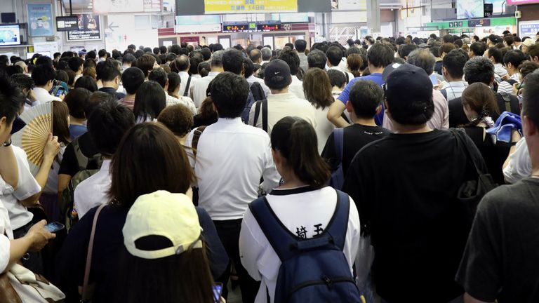 Des navetteurs attendent dans une gare Japan Railways la reprise de l'exploitation de leurs trains après leur suspension en raison du typhon Faxai à Saitama le 9 septembre 2019