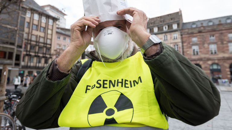Un homme revêt une maquette de kit de survie lors d'une manifestation réclamant la fermeture de la centrale nucléaire de Fessenheim le 3 février 2018 à Strasbourg