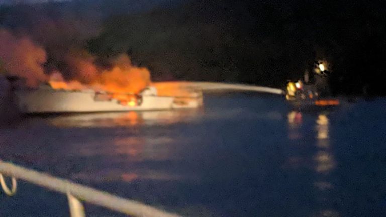 Les pompiers tentent d'éteindre le feu au large des côtes du sud de la Californie. Pic: SBCFireInfo