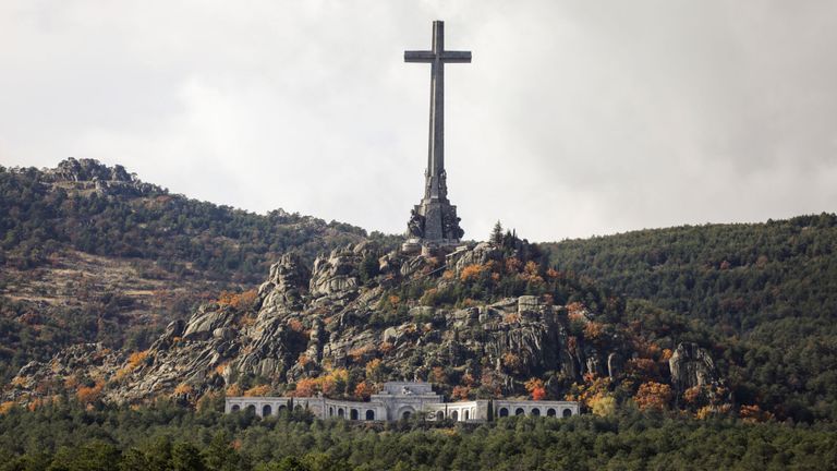 Vue générale de la vallée du mausolée déchu