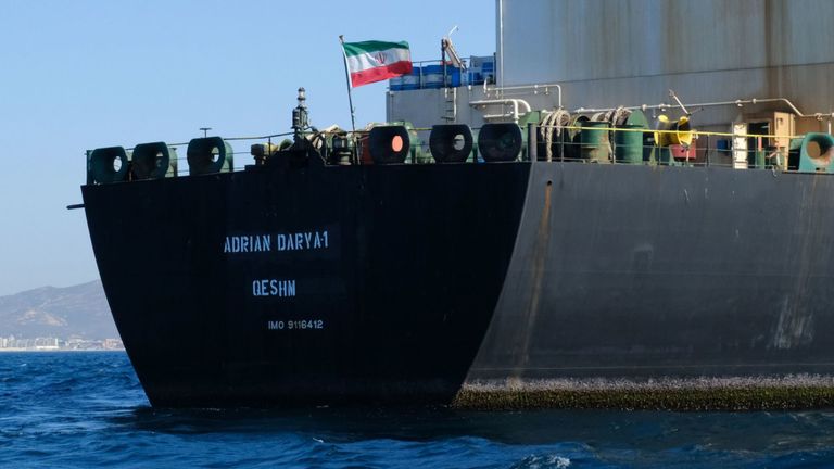 Un drapeau iranien flotte à bord du pétrolier Adrian Darya, anciennement connu sous le nom de Grace 1, au large de Gibraltar 