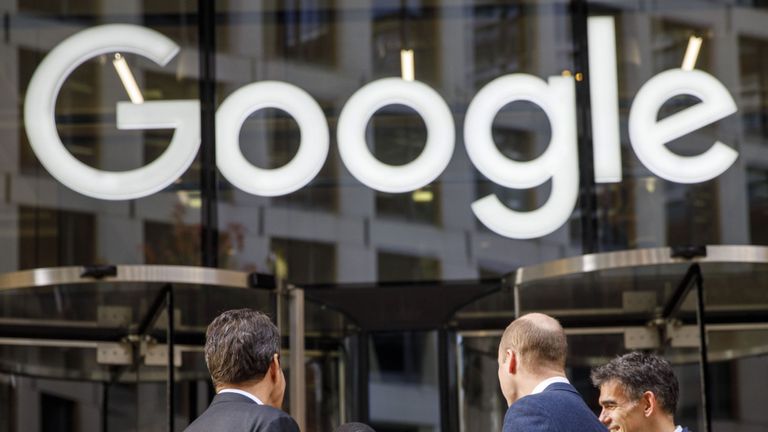 Le prince britannique William duc de Cambridge (2R) s'entretient avec l'entrepreneur britannique Brent Hoberman (à gauche), le militant anti-cyberintimidation James Okulaja (2L) et le président de la région EMEA Business and Operations pour Google, Matt Brittin, lors de sa visite à lance le plan d'action national de lutte contre la cyberintimidation au siège social de Londres et de Google et de YouTube à King's Cross, Londres, le 16 novembre 2017. / AFP PHOTO / POOL / Tolga AKMEN (Le crédit photo est à lire: TOLGA AKMEN / AFP / Getty Images)
