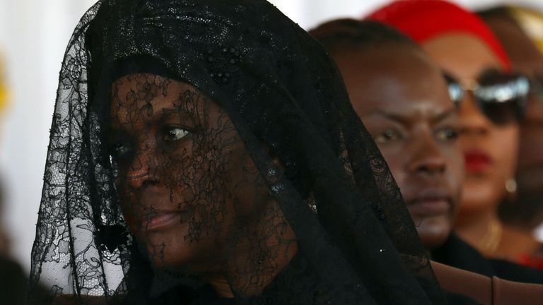 La veuve de l'ancien président zimbabwéen Robert Mugabe, Grace Mugabe, assiste à un service religieux avant son enterrement dans son village rural de Kutama, au Zimbabwe, le 28 septembre 2019