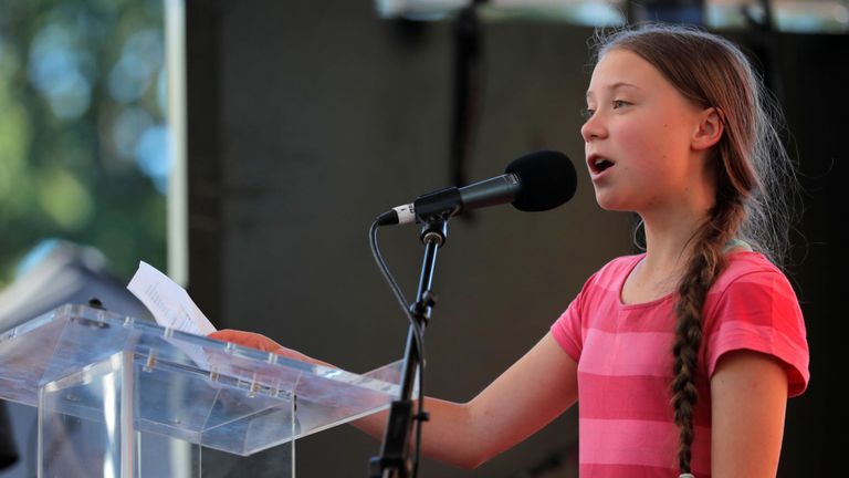 La militante suédoise pour le climat, Greta Thunberg, âgée de 16 ans, s'adresse à une foule de manifestants lors de la grève mondiale pour le climat dans le Lower Manhattan à New York, États-Unis, le 20 septembre 2019