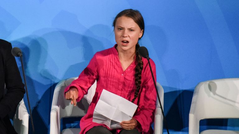 NEW YORK, NY - 23 SEPTEMBRE: La jeune militante Greta Thunberg prend la parole lors du Sommet sur l'action pour le climat aux Nations Unies le 23 septembre 2019 à New York. Alors que les États-Unis ne participeront pas, la Chine et environ 70 autres pays devraient faire des annonces concernant le changement climatique. Le sommet des États-Unis fait suite à la grève des jeunes dans le monde vendredi, qui a vu des millions de jeunes à travers le monde exiger des mesures pour faire face à la crise climatique. (Photo par Stepha