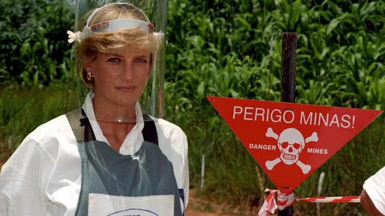Photo d'archive datée du 15/01/97 et montrant la princesse de Galles Diana portant une visière anti-bombes lors de sa visite sur un champ de mines à Huambo, en Angola. Le duc de Sussex a revêtu une armure corporelle et une visière de protection pour traverser un champ de mines partiellement déminé lors d'une visite au Halo Trust de Dirico, en Angola, dans des scènes rappelant sa mère Diana, le cinquième jour de la tournée royale en Afrique. PA Photo. Date d'émission: le vendredi 27 septembre 2019. Voir l'histoire de PA Tour ROYAL. Le crédit photo devrait se lire comme suit: John Stillwell / PA Wire                                                                                                                                                                                                                                                                                                                                                                                                                                                                                                                                                                                                                                                  