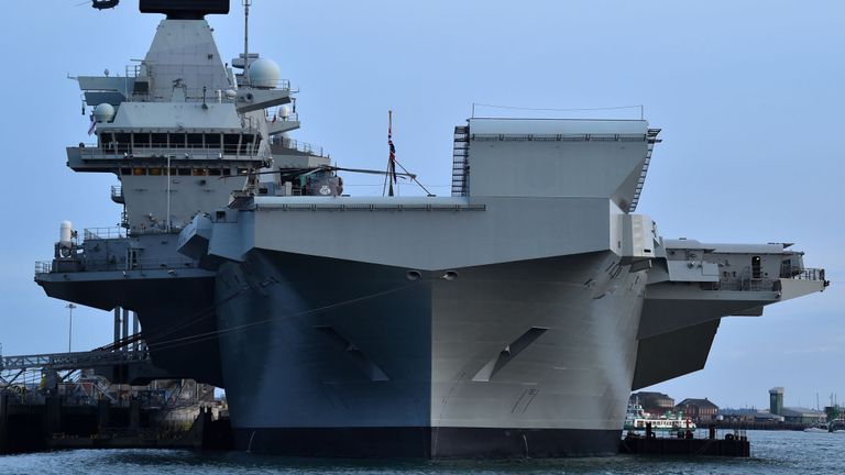 Le porte-avions HMS Queen Elizabeth à Portsmouth en juin