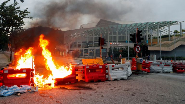 Les barricades de plastique en feu ont été vues autour de l'aéroport international de Hong Kong 