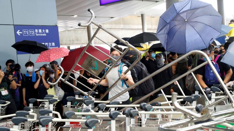 Des manifestants construisent des barricades à l'extérieur de l'aéroport international de Hong Kong