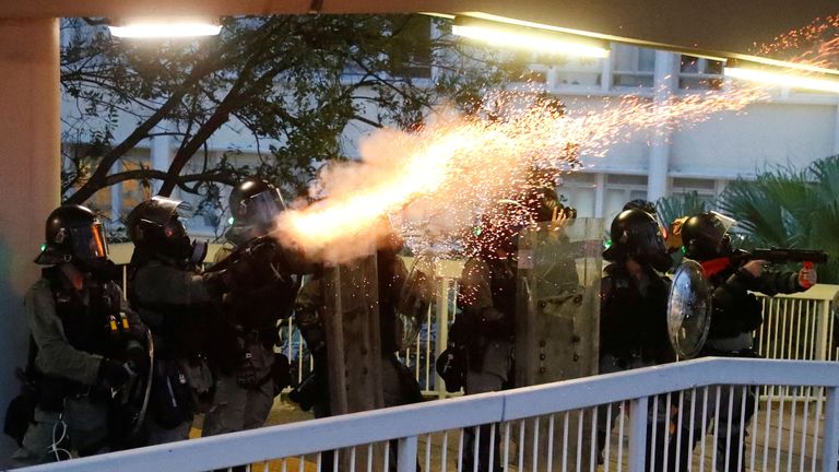 Des policiers tirent des gaz lacrymogènes sur les manifestants lors d'une manifestation à Hong Kong, Chine samedi