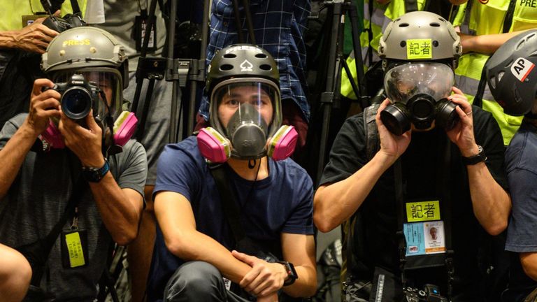 Les journalistes portaient un équipement de protection et des gilets haute visibilité lors d'une conférence de presse