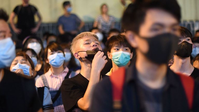 Les gens se rassemblent devant le stade Queen Elizabeth dans le quartier de Wanchai à Hong Kong