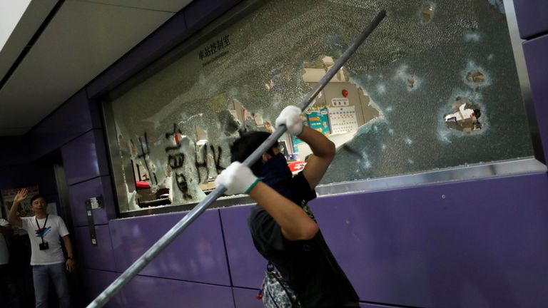 Des manifestants opposés au projet de loi anti-extradition détruisent une installation du Mass Transit Railway (MTR) alors qu'ils accusent l'opérateur ferroviaire d'avoir aidé le gouvernement à arrêter les manifestants à Tung Chung, à Hong Kong, en Chine, le 1er septembre 2019.