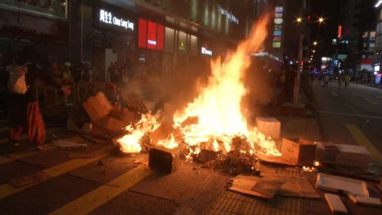 Des foules ont allumé des feux dans les rues de Hong Kong lors du dernier affrontement entre manifestants et police.