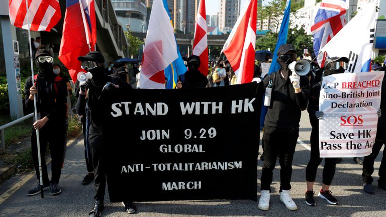 Des manifestants antigouvernementaux défilent à Tuen Mun, à Hong Kong