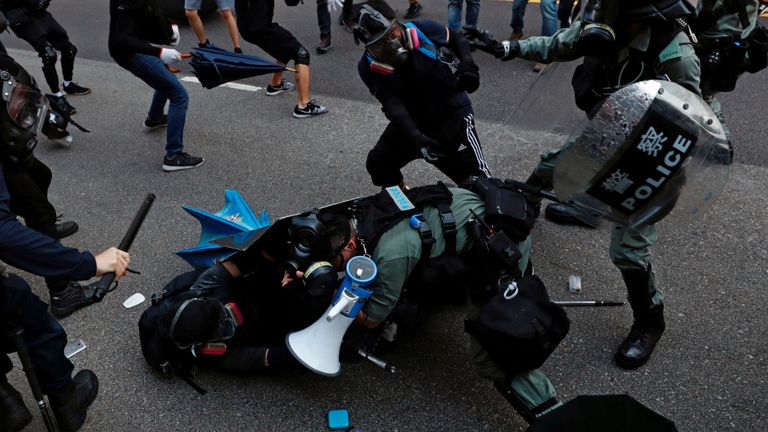 Des manifestants se heurtent à la police anti-émeute lors d'une marche à Tuen Mun