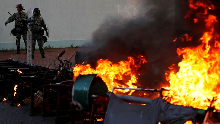 Une barricade en feu incendiée par des manifestants anti-gouvernementaux