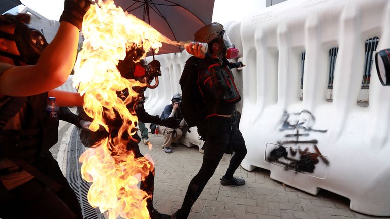 Un manifestant anti-gouvernemental jette un cocktail Molovot lors d'une manifestation