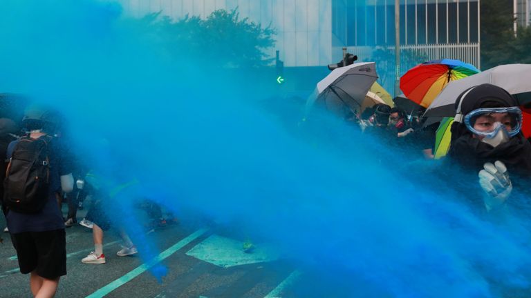 Une eau de couleur bleue est pulvérisée sur les manifestants anti-gouvernementaux lors d'une manifestation 