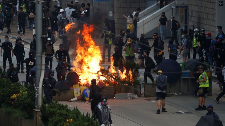 Des manifestants anti-gouvernementaux ont érigé une barricade 